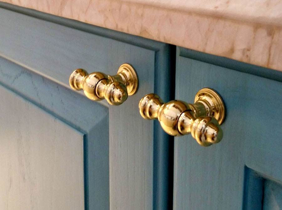 Kitchen Cabinet Hardware to Match Your Kitchen Faucets